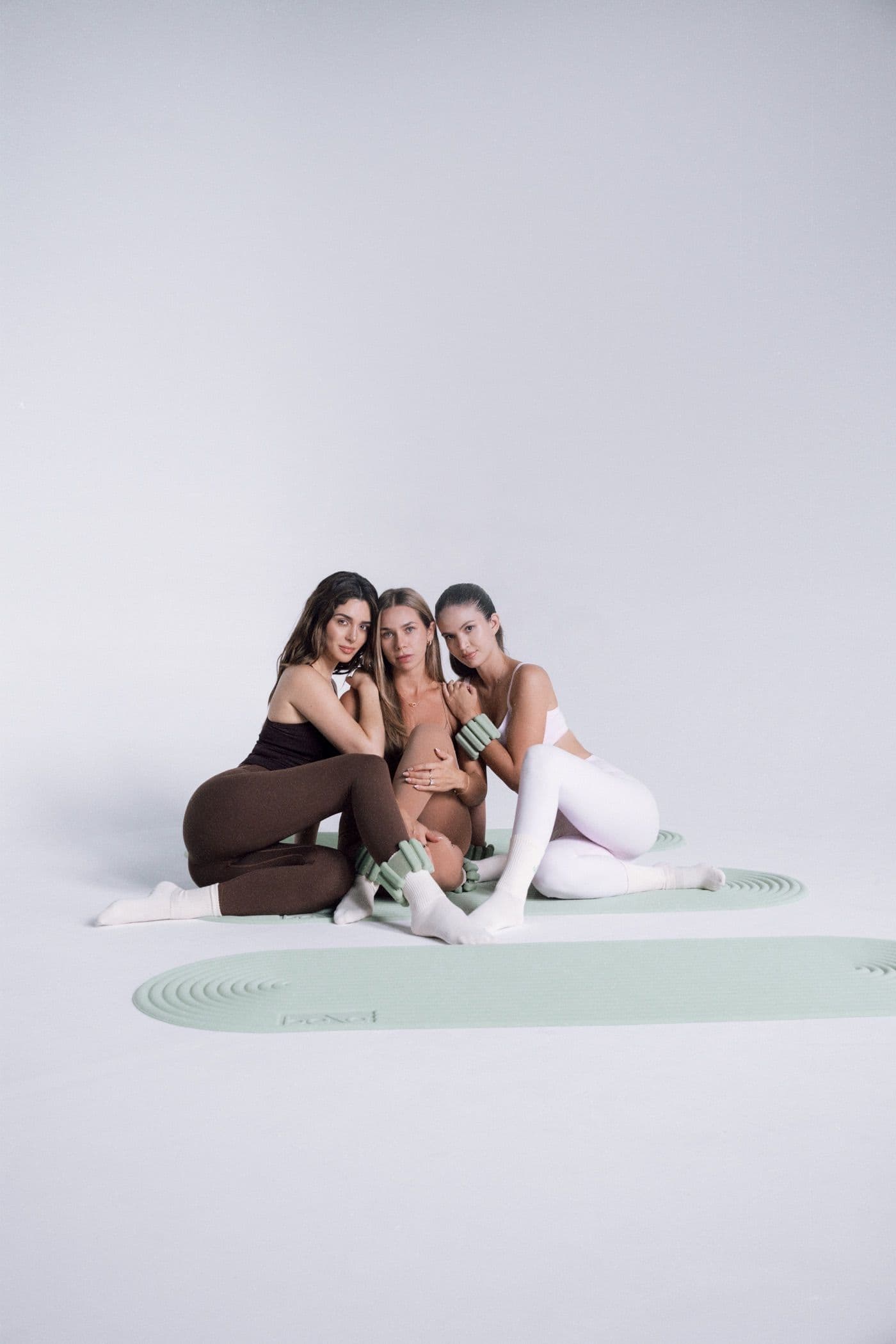 Tres alumnas de Bloom sentadas juntas en el mat